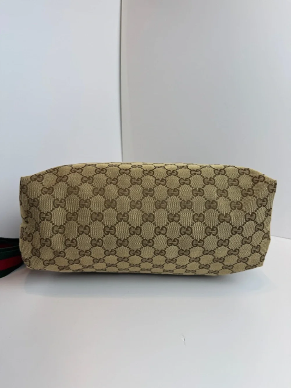 Gucci Beige Monogram Crossbody Bag with Green-Red Strap - Picture 4 of 15